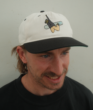 Load image into Gallery viewer, Snowboarding Frog Hat

