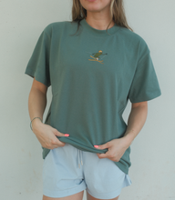 Load image into Gallery viewer, Frog Gone Skiin Tee - Green
